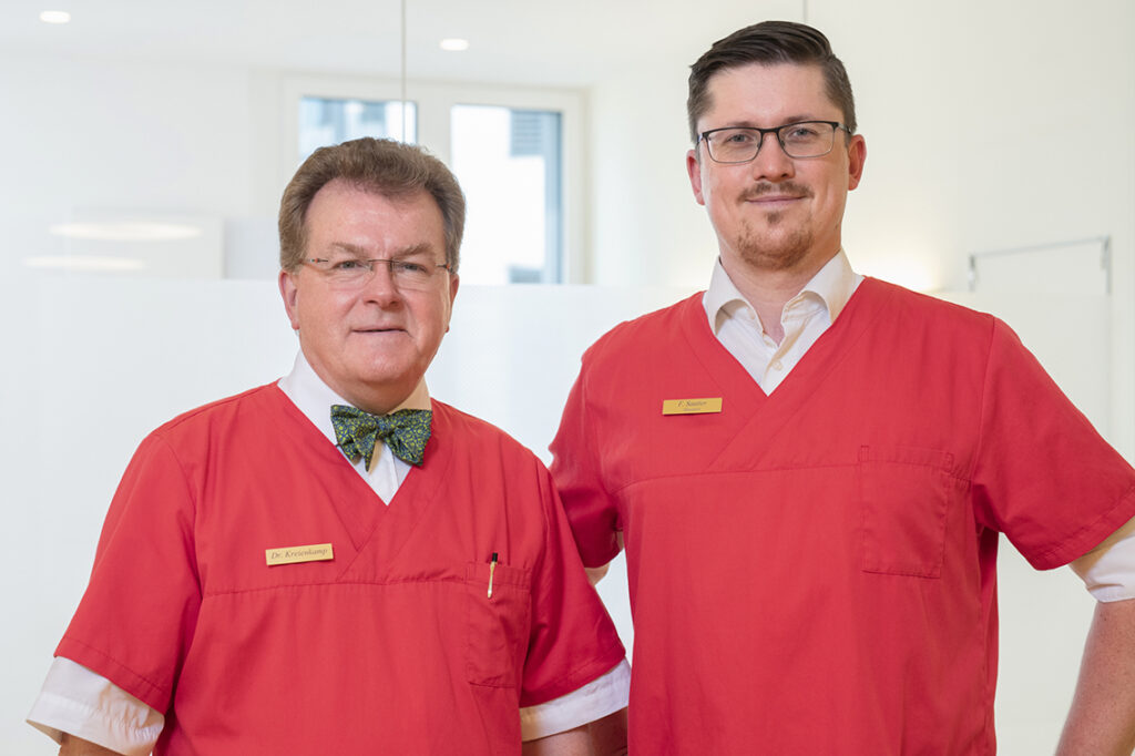 Fabian Nicolas Sautter und Dr. Matthias Kreienkamp in roten Kassaks