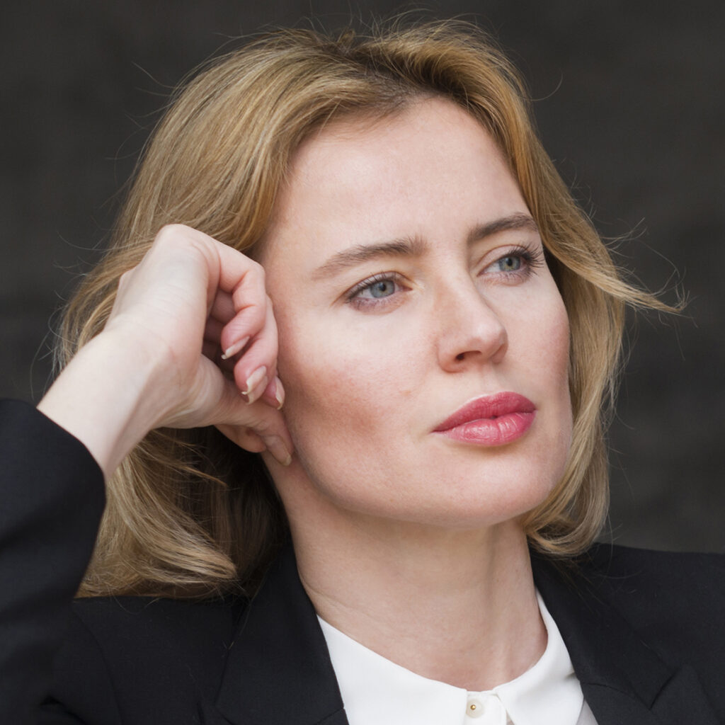 Businessfrau mit schöner Haut guckt zufrieden